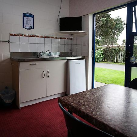 New Plymouth Top 10 Holiday Park Hotel Room photo