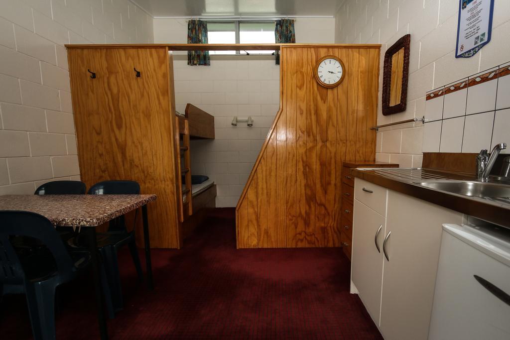 New Plymouth Top 10 Holiday Park Hotel Room photo