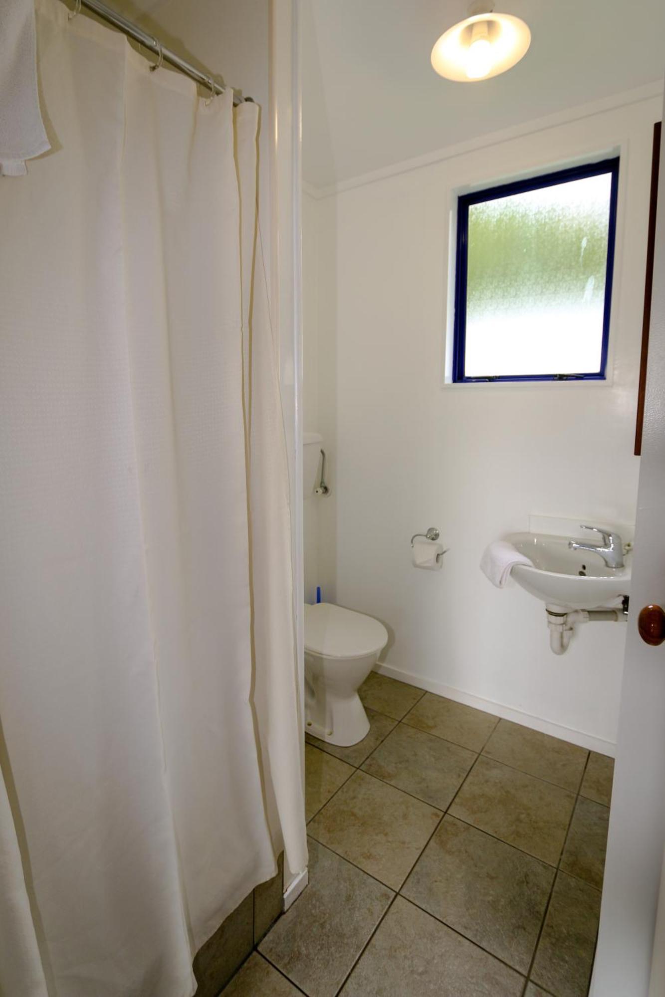 New Plymouth Top 10 Holiday Park Hotel Room photo