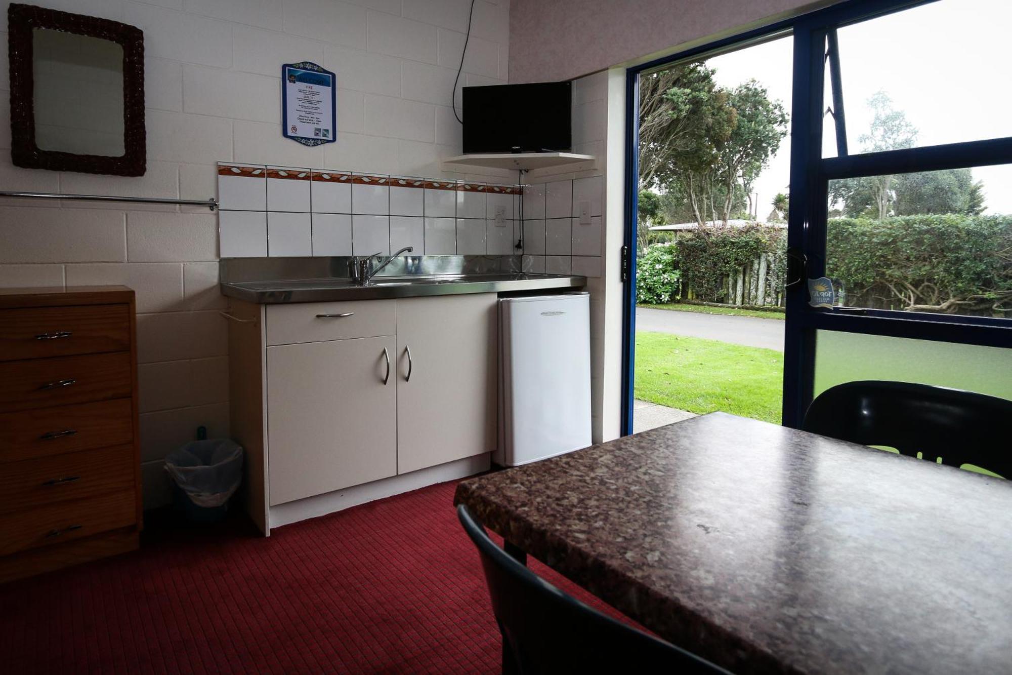 New Plymouth Top 10 Holiday Park Hotel Room photo