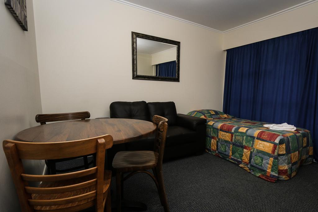 New Plymouth Top 10 Holiday Park Hotel Room photo