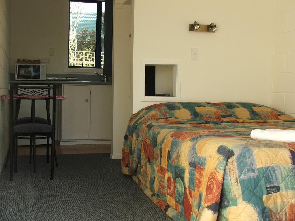 New Plymouth Top 10 Holiday Park Hotel Room photo